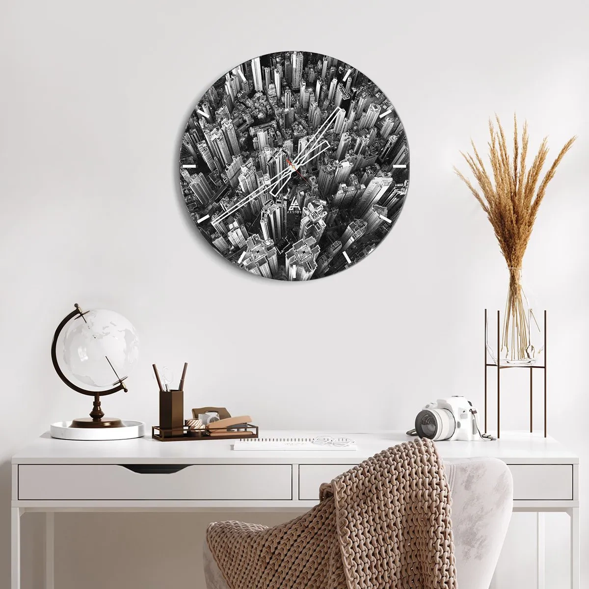 Wandklok - Klok - Een vogelperspectief van de stad in zwart-wit - 30x30cm - Nog steeds hoger en hoger - Moderne wanddecoratie voor woonkamer, keuken en slaapkamer ARTTOR