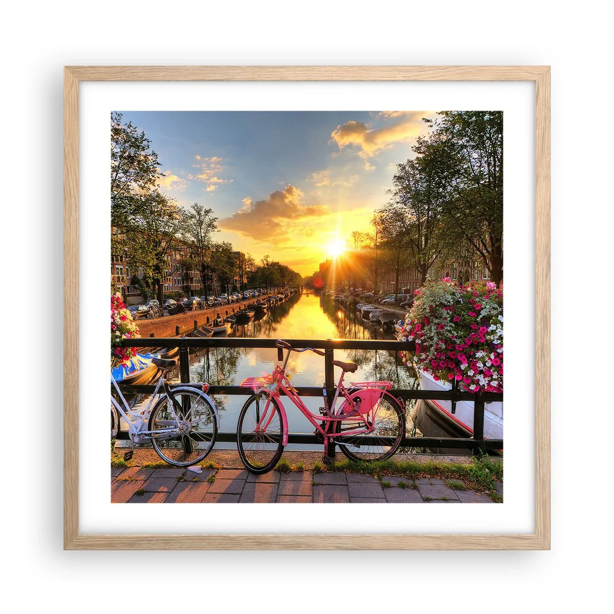 Een poster in een licht eiken lijst - Lenteochtend in Amsterdam - 50x50 cm