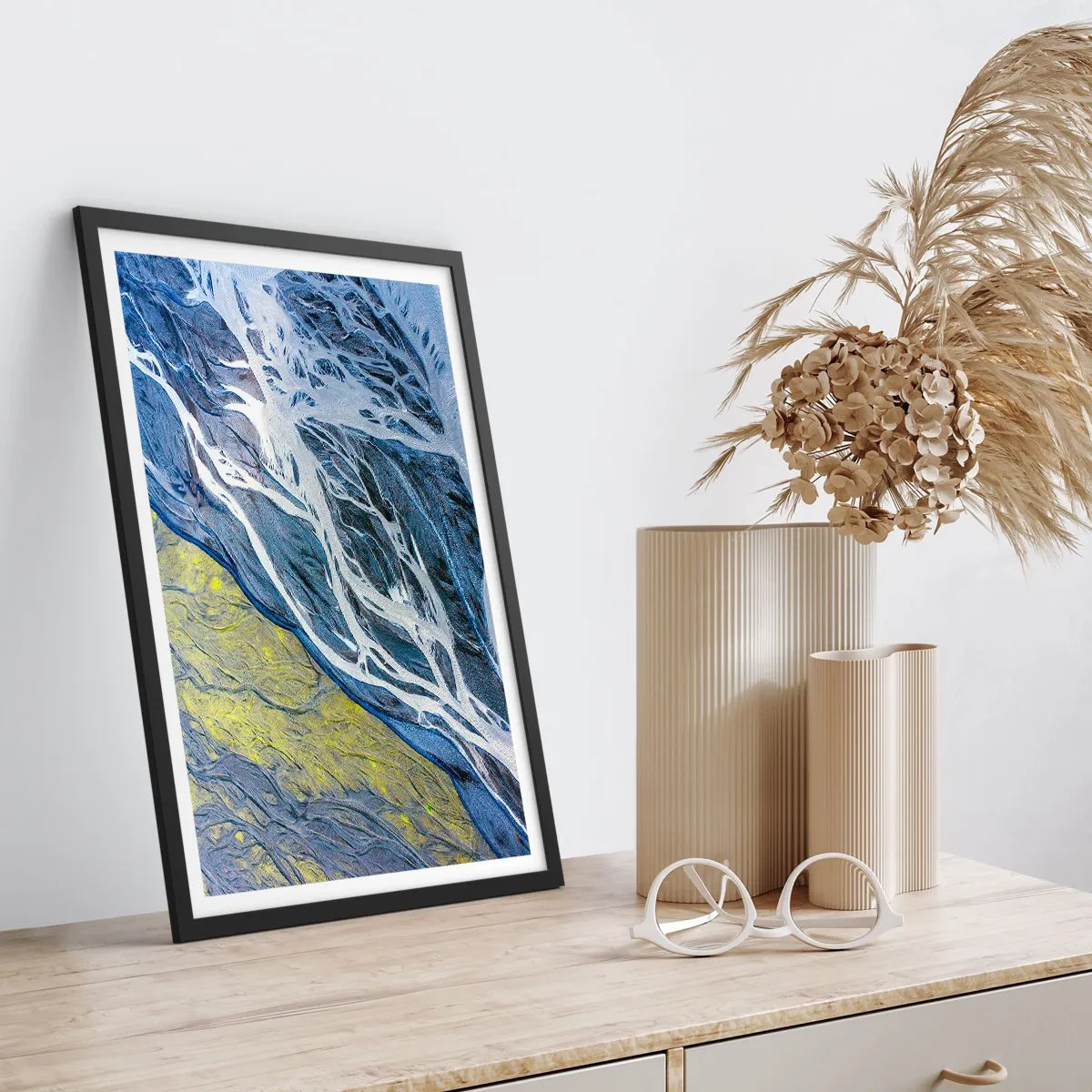 Poster in een zwarte lijst - Rotstekeningen van de natuur - 40x50 cm