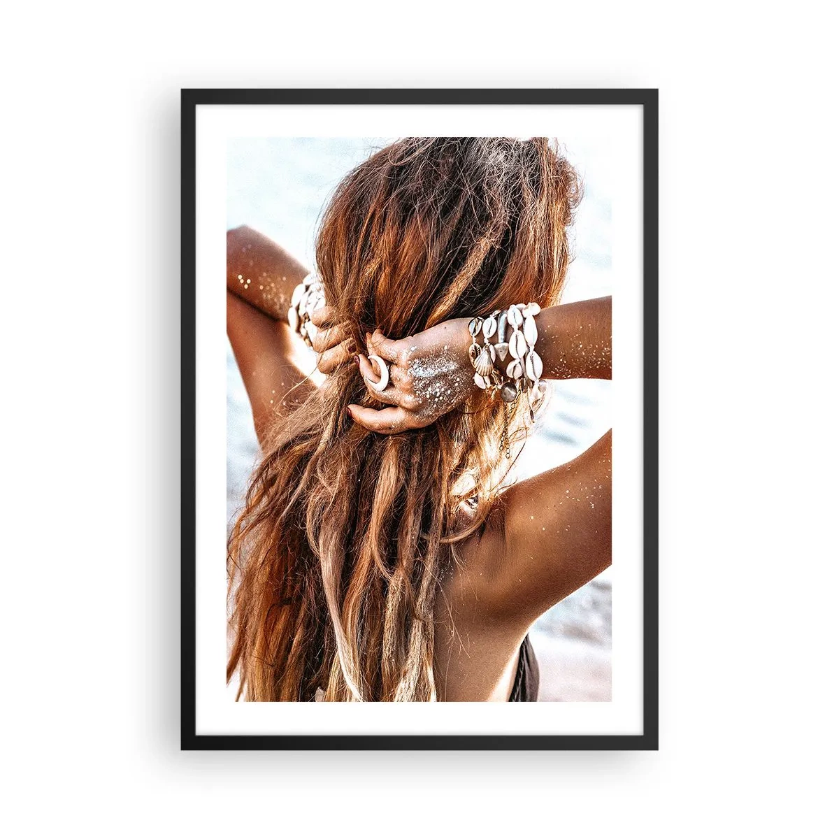 Poster in een zwarte lijst - Een vrouw met lang haar versierd met schelpen aan de zee - 50x70cm - Een zusje van water en zon - Moderne wanddecoratie voor woonkamer en slaapkamer ARTTOR