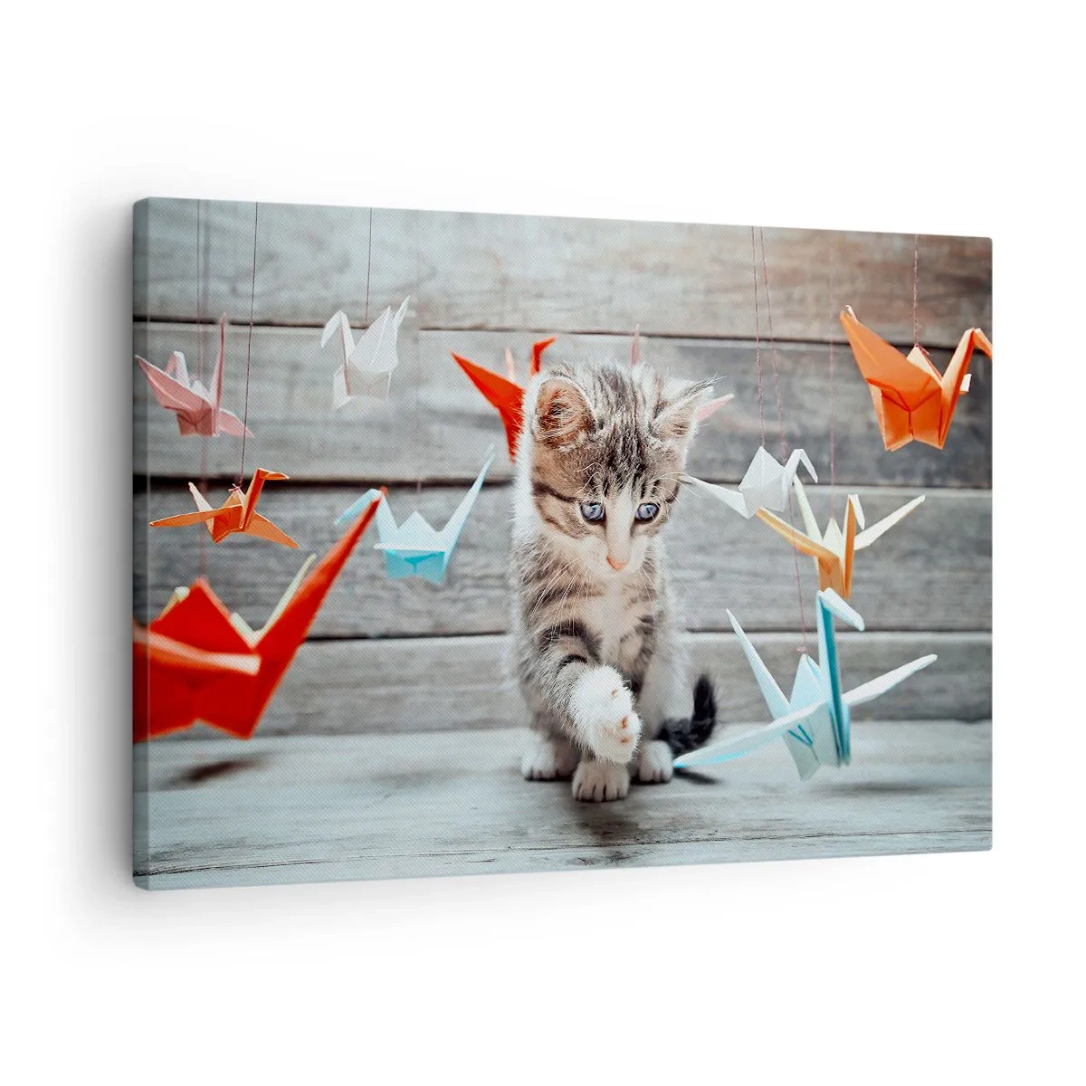 Schilderen op canvas - Een kitten speelt met hangende origami-kraanvogels. - 70x50cm - Eerste les - Moderne wanddecoratie voor woonkamer en slaapkamer ARTTOR