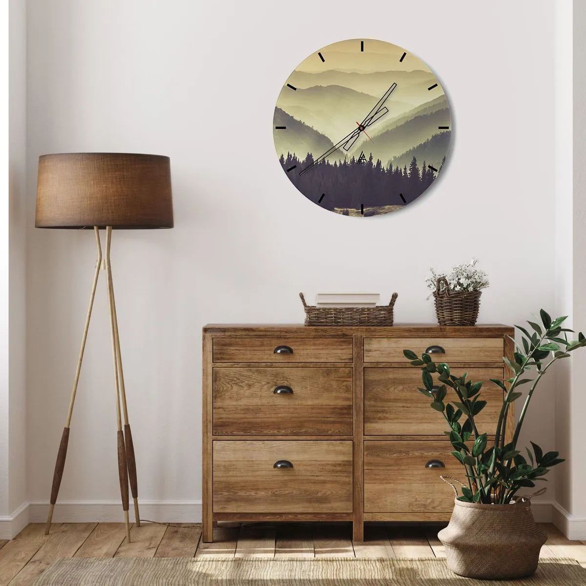 Wandklok - Klok - Beboste heuvels met uitzicht op een mistig landschap - 30x30cm - Achter de zeven bergen... - Moderne wanddecoratie voor woonkamer, keuken en slaapkamer ARTTOR