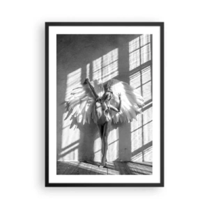 Poster in een zwarte lijst - Zwart-witfoto van een vrouw met engelenvleugels - 50x70cm - Recht uit de hemel - Moderne wanddecoratie voor woonkamer en slaapkamer ARTTOR