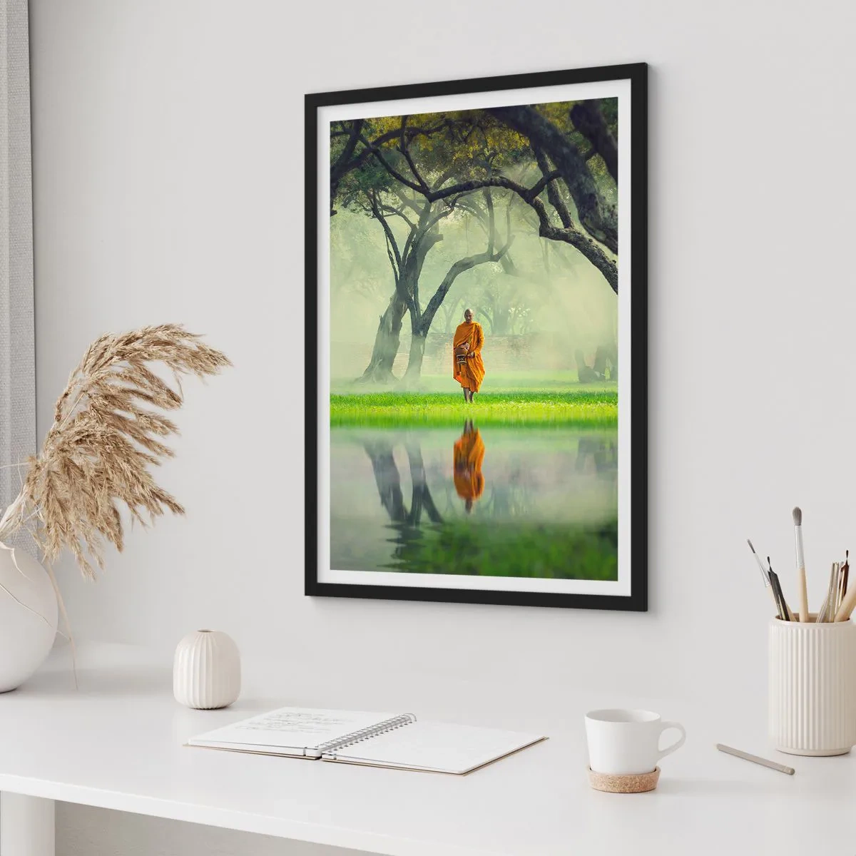 Poster in een zwarte lijst - Een monnik in een oranje gewaad omringd door bomen en weerspiegelingen in het water - 50x70cm - Op weg naar verlichting - Moderne wanddecoratie voor woonkamer en slaapkamer ARTTOR
