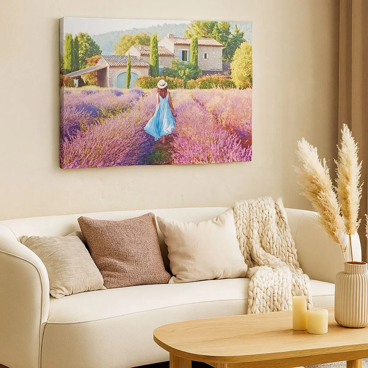 Schilderen op canvas - Een vrouw in een blauwe jurk loopt door een lavendelveld met uitzicht op een huis. - 70x50cm - Lavendel meisje - Moderne wanddecoratie voor woonkamer en slaapkamer ARTTOR