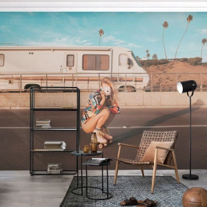 Fotobehang Premium Sand - Lach alsjeblieft! - Landschap, Kampeerder, Vrouw - 500x350 cm