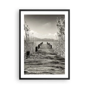 Poster in een zwarte lijst - Een houten brug tussen het riet over een sepiakleurig meer - 50x70cm - In de stilte van het gras - Moderne wanddecoratie voor woonkamer en slaapkamer ARTTOR