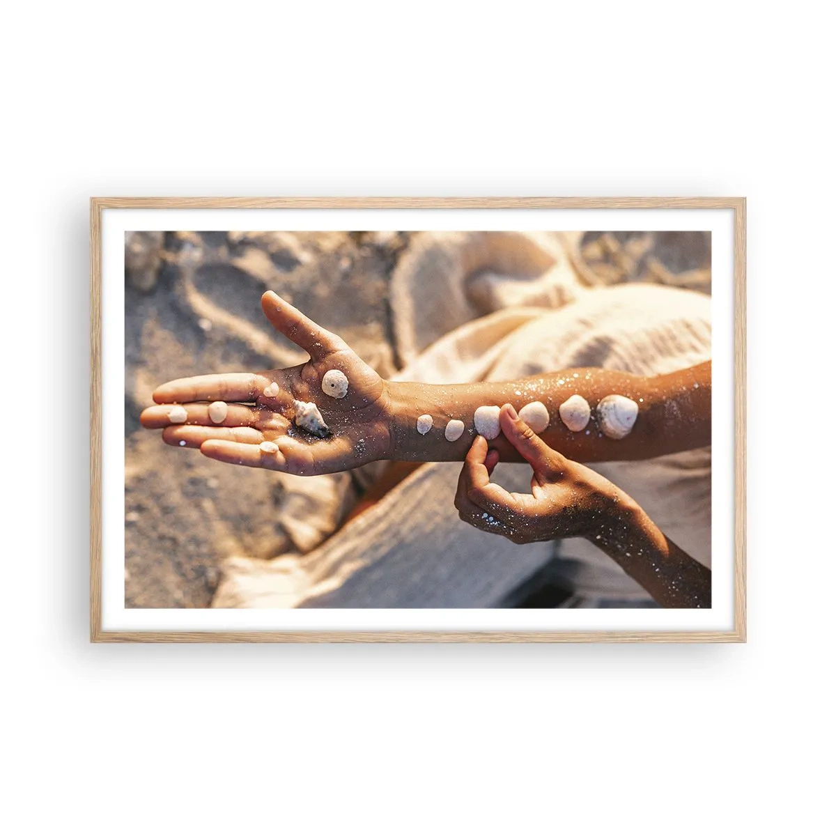 Een poster in een licht eiken lijst - Schoonheid binnen handbereik - 91x61 cm