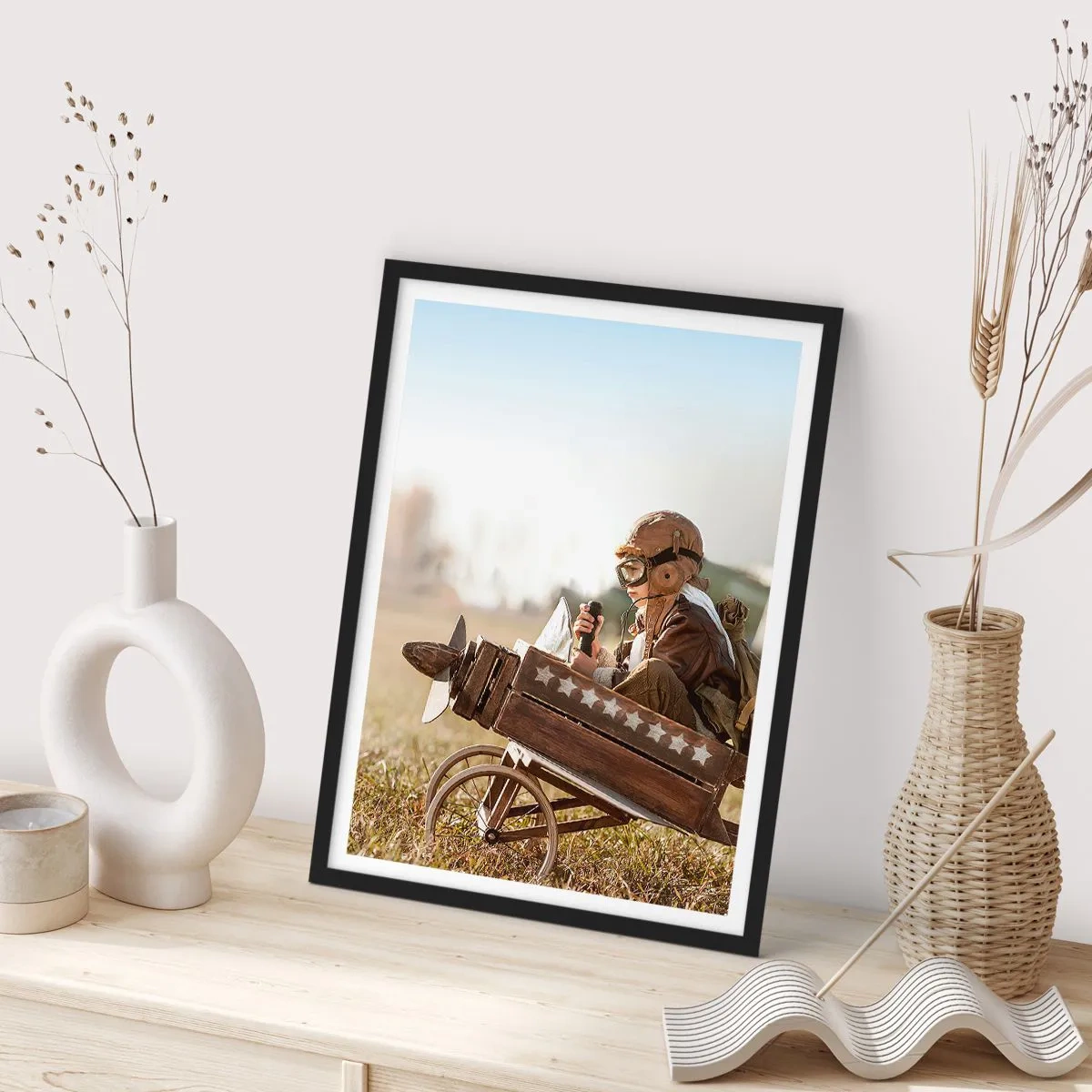 Poster in een zwarte lijst - Een kind in een houten vliegtuig met sterren op de achtergrond - 50x70cm - Begin naar een droom - Moderne wanddecoratie voor woonkamer en slaapkamer ARTTOR