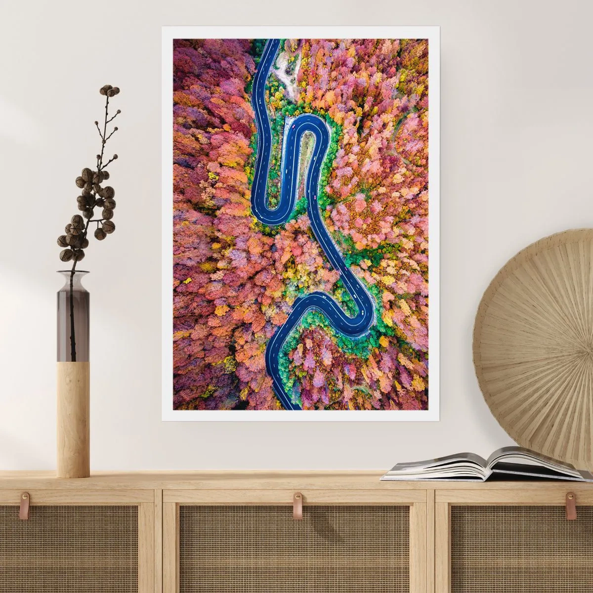 Poster - Een kronkelende weg door het bos - 50x70 cm