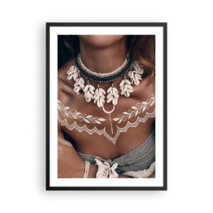 Poster in een zwarte lijst - Portret van een vrouw met een schelpenketting en een witte tatoeage - 50x70cm - Talismannen, rituelen van vrouwelijkheid - Moderne wanddecoratie voor woonkamer en slaapkamer ARTTOR