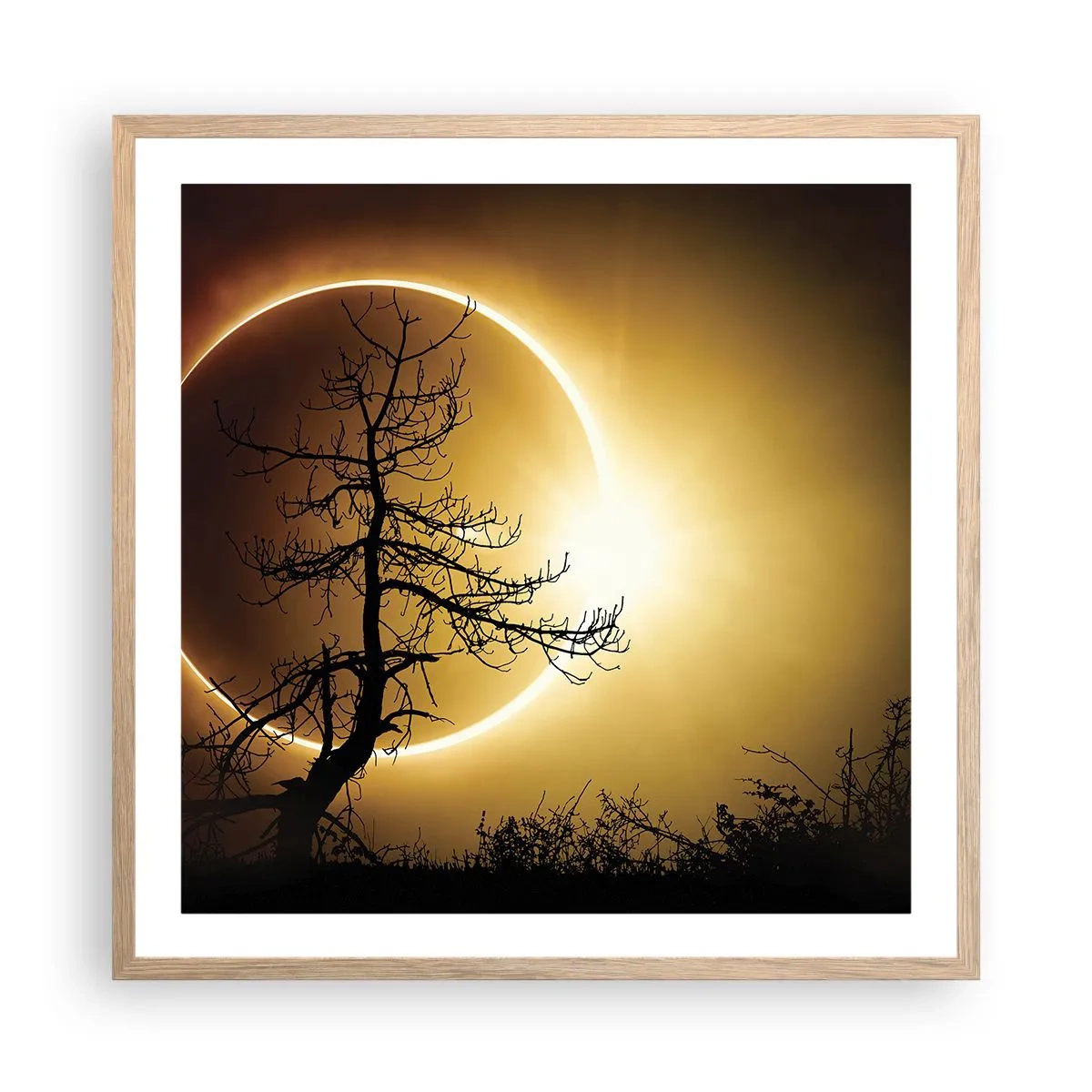 Een poster in een licht eiken lijst - Totale zonsverduistering - 60x60 cm