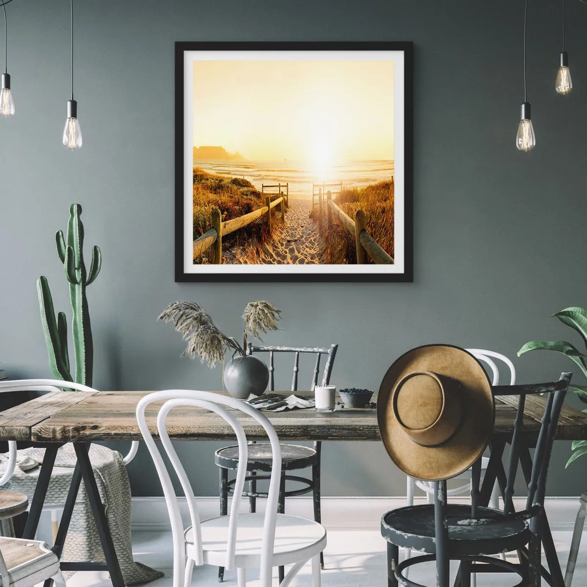 Poster in een zwarte lijst - Over het duin, richting de zon - 30x30 cm