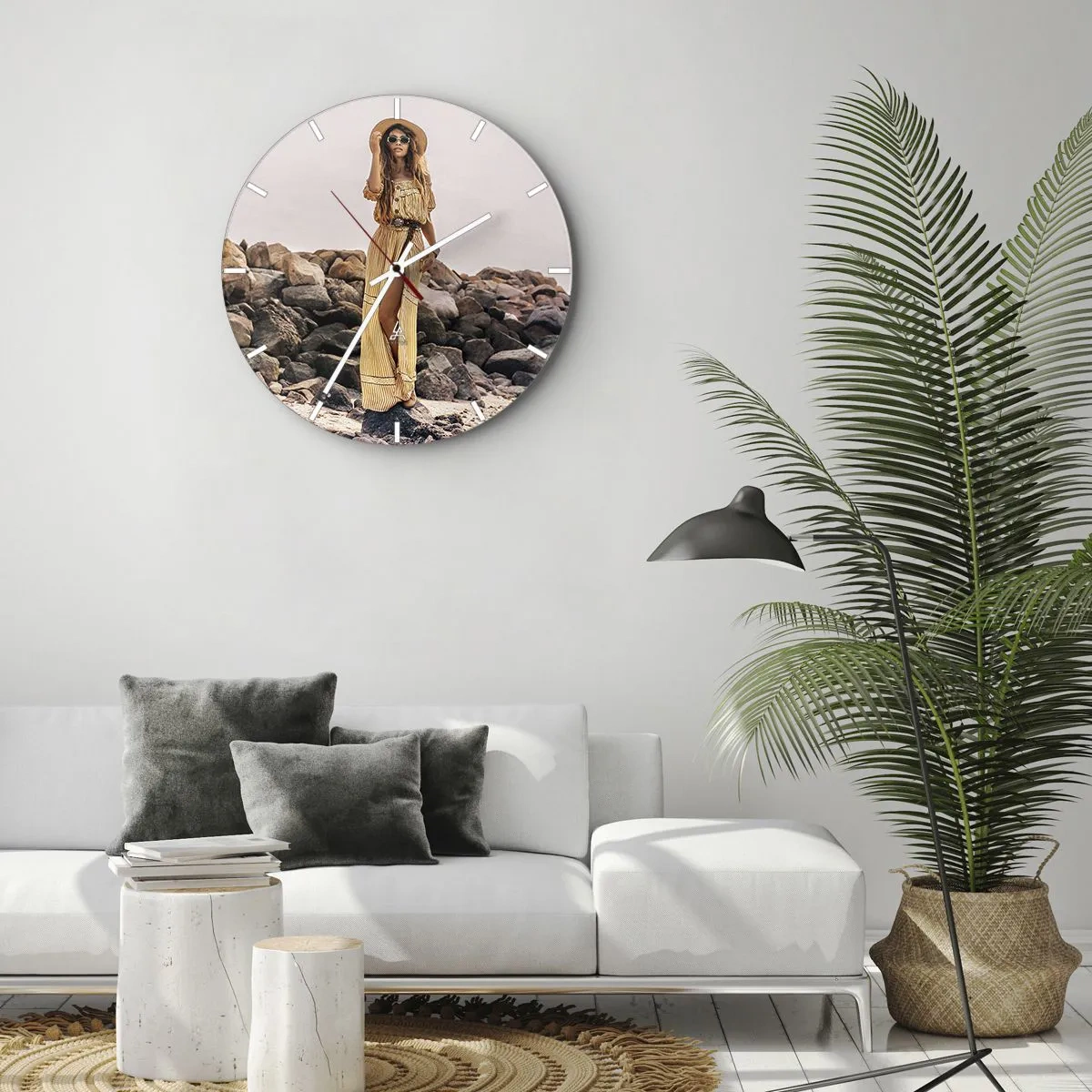 Wandklok - Klok - Stijlvolle vrouw in een zomerjurk tegen een achtergrond van stenen - 30x30cm - De magie van stenen - Moderne wanddecoratie voor woonkamer, keuken en slaapkamer ARTTOR