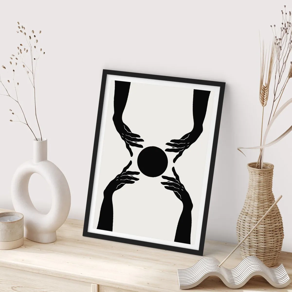 Poster in een zwarte lijst - Zwart-witafbeelding van een hand met een bal - 50x70cm - Geheim teken - Moderne wanddecoratie voor woonkamer en slaapkamer ARTTOR