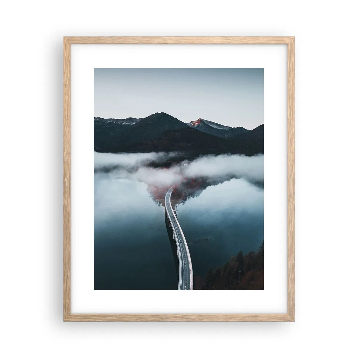 Een poster in een licht eiken lijst - Over water zo glad als een spiegel - 40x50 cm