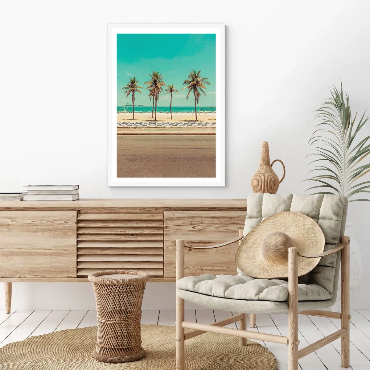 Poster in een witte lijst - Op wacht op het strand - 70x100 cm