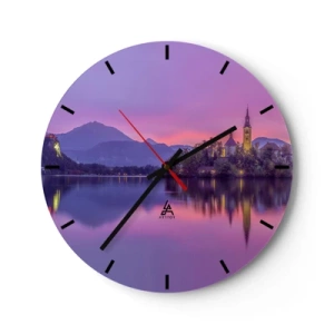Wandklok - Klok - Een eiland met een kerk op een meer bij schemering met een paarse lucht - 30x30cm - Een sprookjesachtig eiland in de schemering - Moderne wanddecoratie voor woonkamer, keuken en slaapkamer ARTTOR