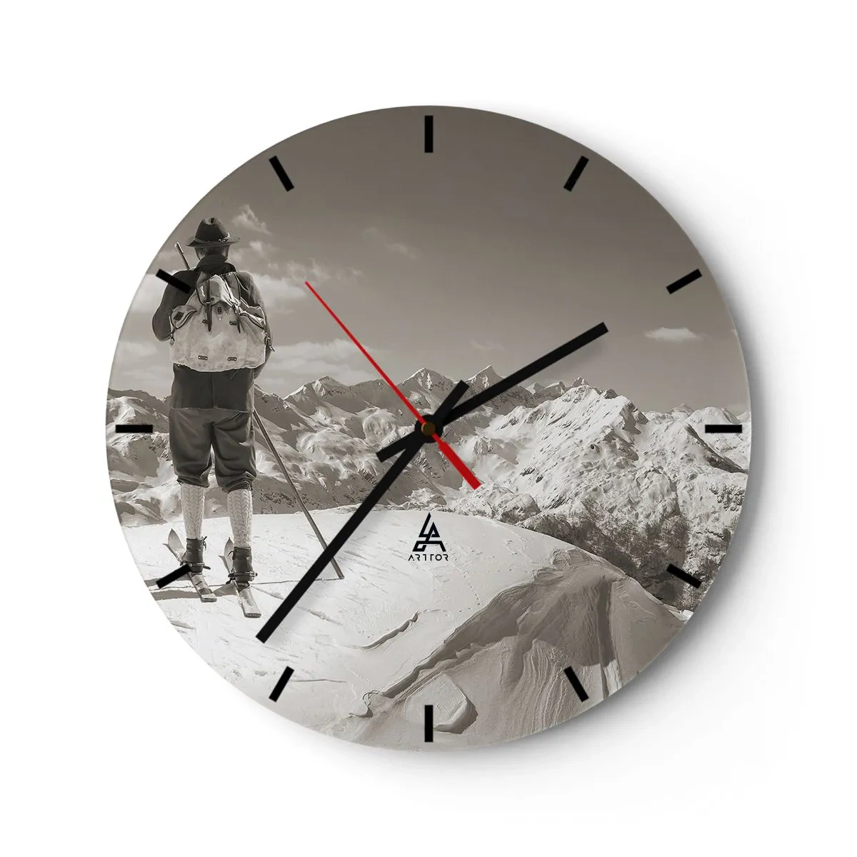 Wandklok - Klok - Skiër tegen de achtergrond van besneeuwde bergen in retrostijl - 30x30cm - En de bergen blijven onveranderd - Moderne wanddecoratie voor woonkamer, keuken en slaapkamer ARTTOR