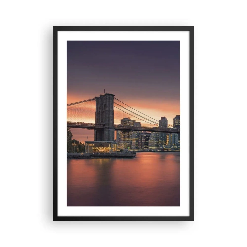 Poster in een zwarte lijst - Brooklyn Bridge 's nachts met de verlichte stad op de achtergrond - 50x70cm - Ondergedompeld in lila stilte - Moderne wanddecoratie voor woonkamer en slaapkamer ARTTOR