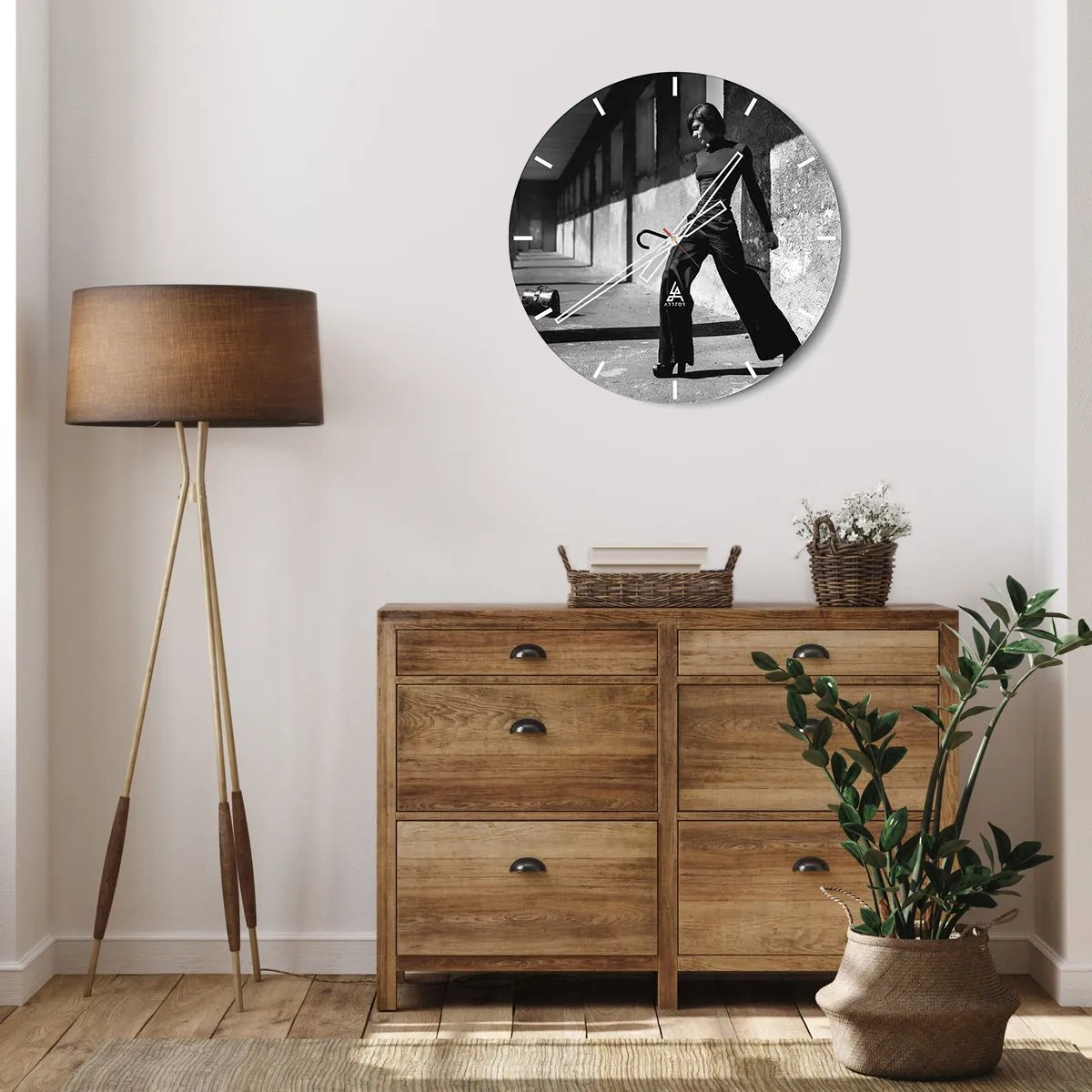 Wandklok - Klok - Zwart-witfoto van een vrouw in een stijlvolle outfit in een industriële omgeving. - 30x30cm - Stedelijke elegantie - Moderne wanddecoratie voor woonkamer, keuken en slaapkamer ARTTOR