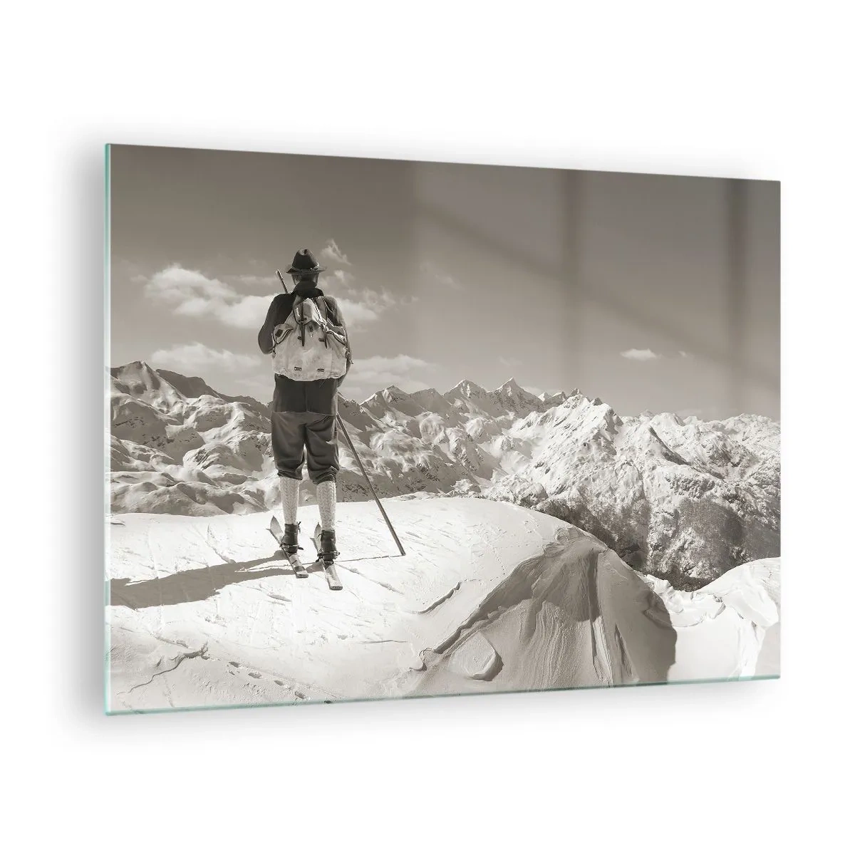 Schilderen op glas - Skiër op een bergtop in zwart-wit - 70x50cm - En de bergen blijven onveranderd - Moderne wanddecoratie voor woonkamer en slaapkamer ARTTOR