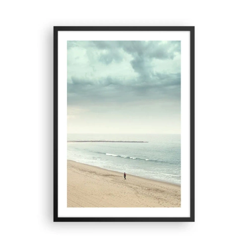 Poster in een zwarte lijst - Een eenzame figuur loopt langs de kust onder een bewolkte hemel. - 50x70cm - op zoek naar vrede - Moderne wanddecoratie voor woonkamer en slaapkamer ARTTOR