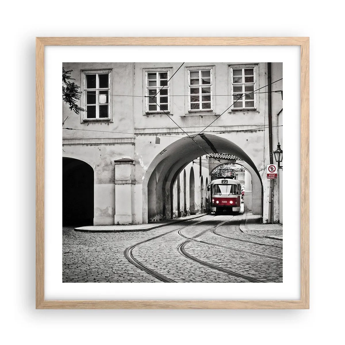 Een poster in een licht eiken lijst - Door het doolhof van de stad - 50x50 cm