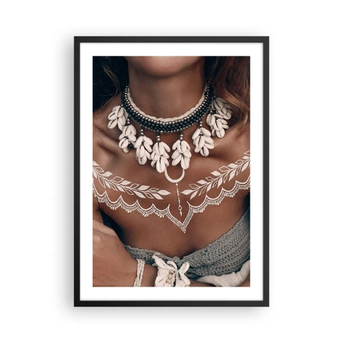 Poster in een zwarte lijst - Portret van een vrouw met een schelpenketting en een witte tatoeage - 50x70cm - Talismannen, rituelen van vrouwelijkheid - Moderne wanddecoratie voor woonkamer en slaapkamer ARTTOR