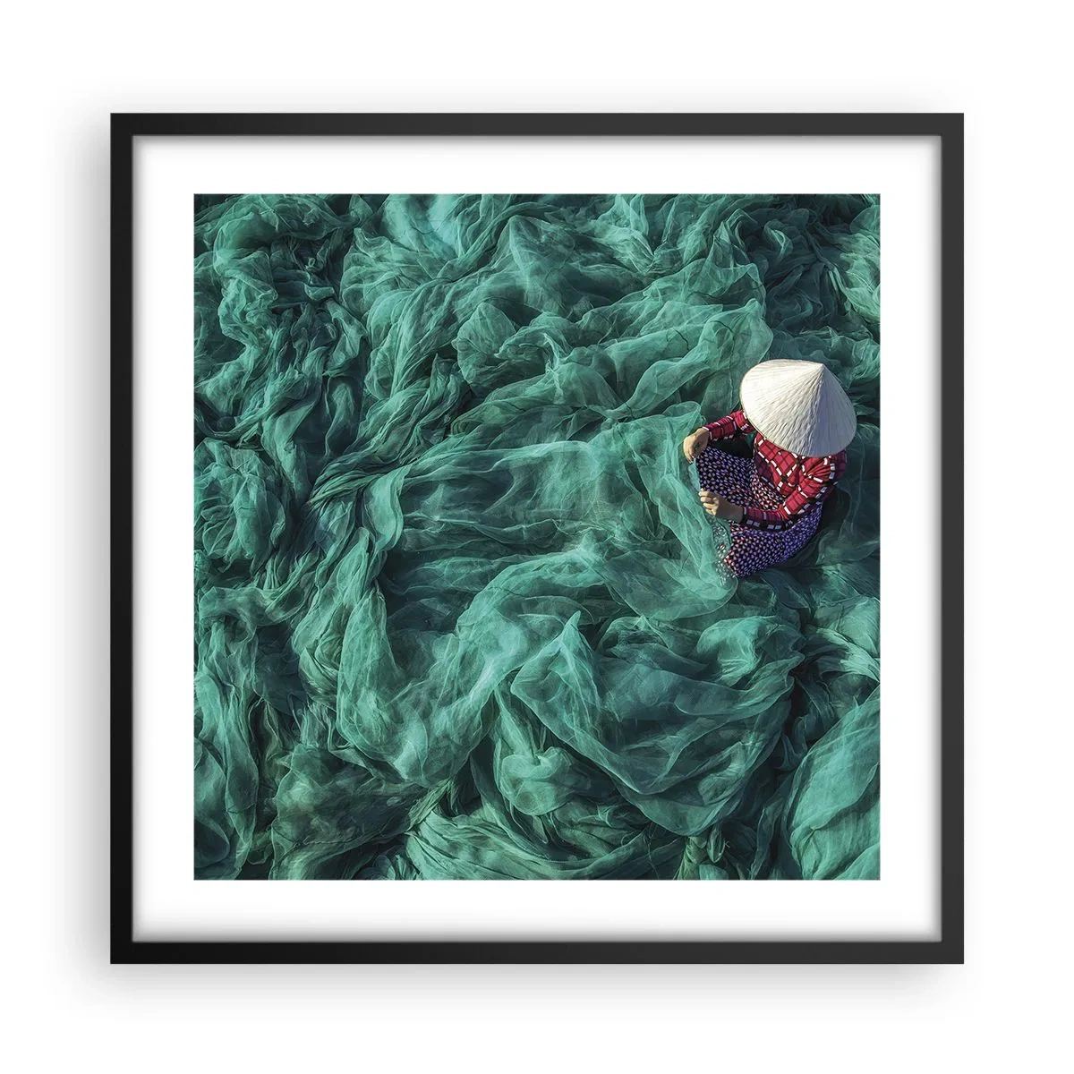 Poster in een zwarte lijst - In een zee van netten - 50x50 cm