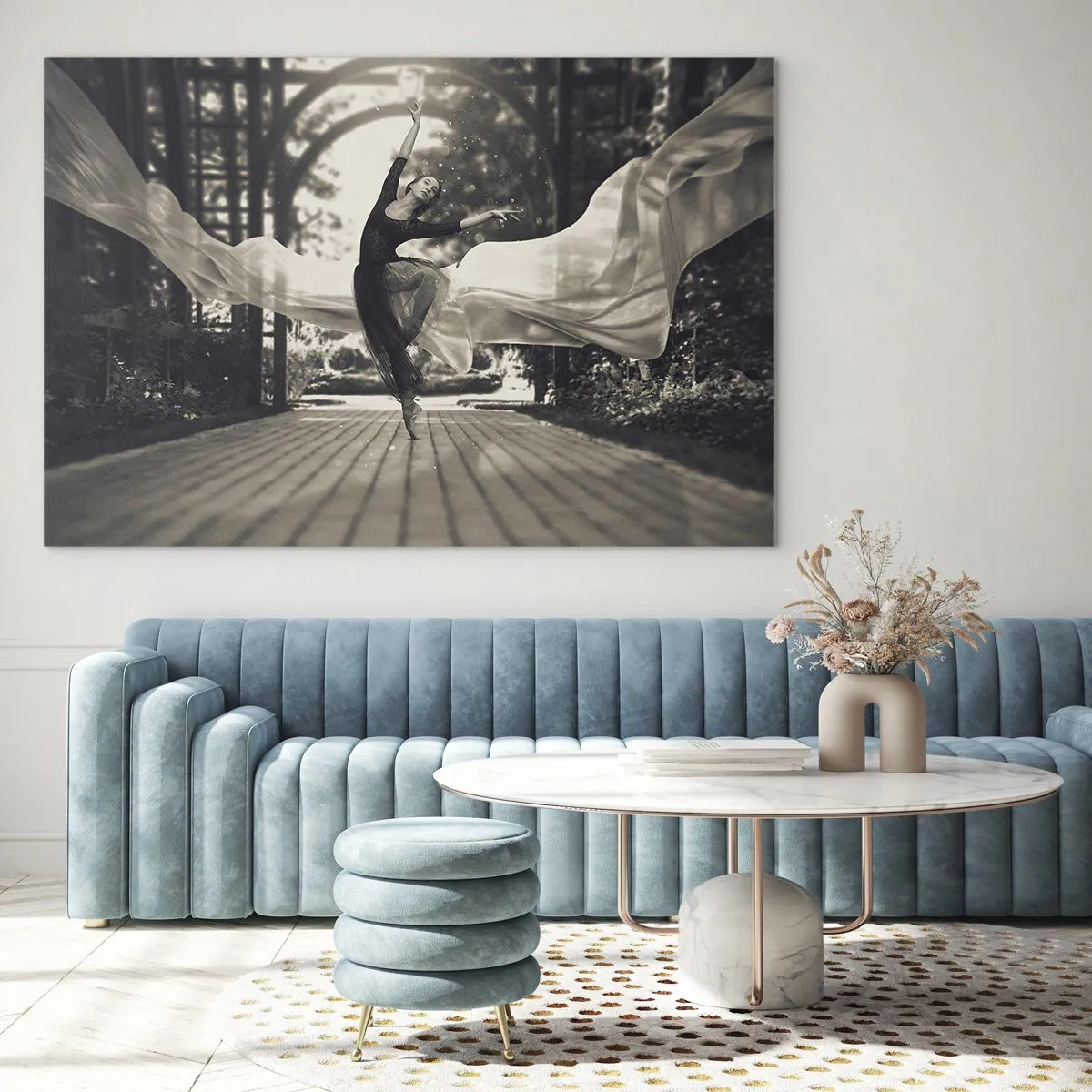 Schilderen op glas - Een danseres in beweging tegen een tuinachtergrond in zwart-wit. - 70x50cm - De dans van de tuingeest - Moderne wanddecoratie voor woonkamer en slaapkamer ARTTOR