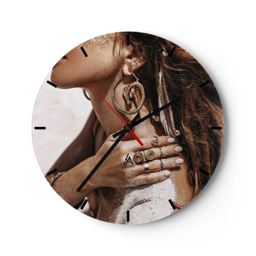 Wandklok - Klok - Een vrouw met sierlijke sieraden tegen een achtergrond van zand en licht - 30x30cm - Koningin van het wilde strand - Moderne wanddecoratie voor woonkamer, keuken en slaapkamer ARTTOR