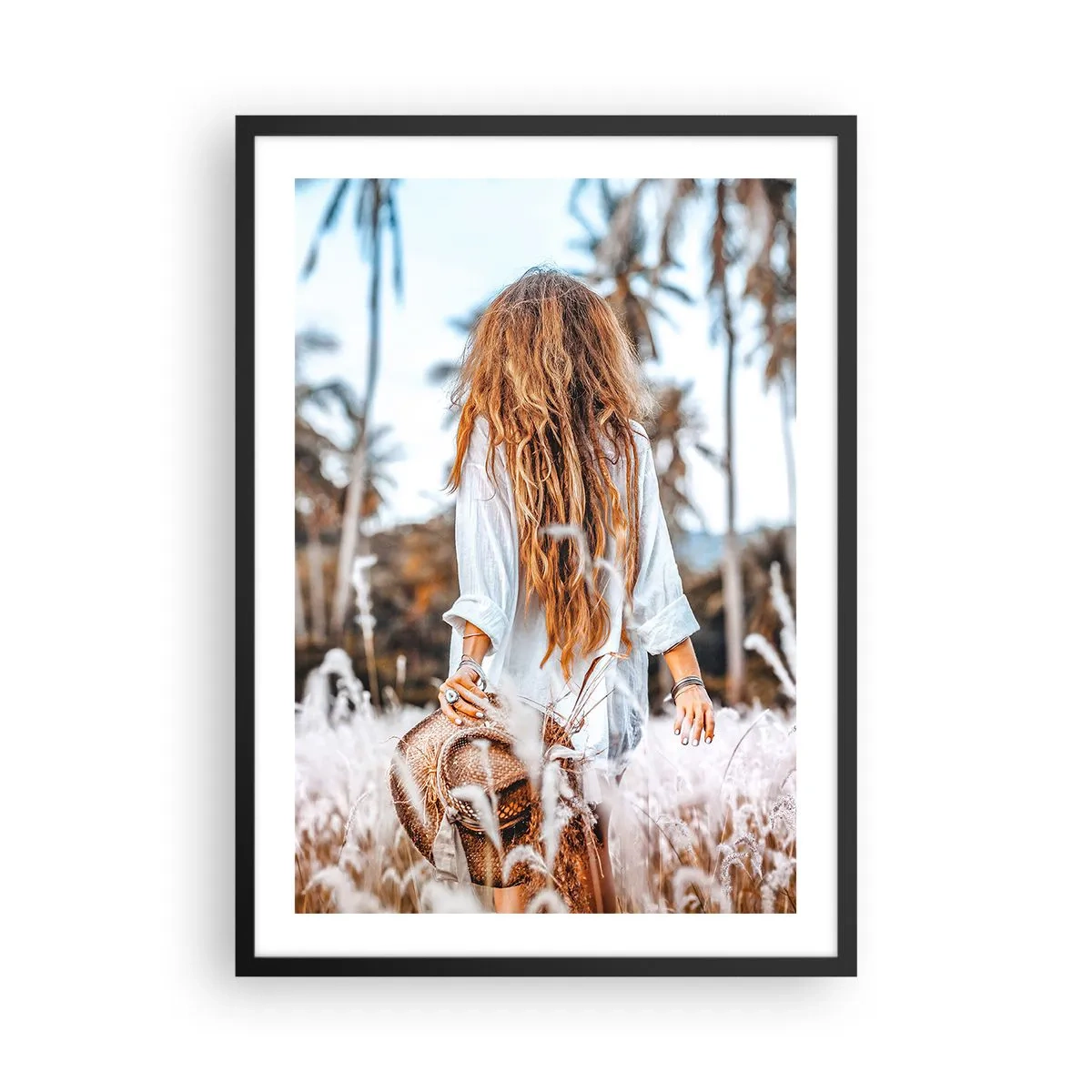 Poster in een zwarte lijst - Een vrouw in een wit shirt loopt tussen de palmbomen - 50x70cm - Geboren uit graspluis - Moderne wanddecoratie voor woonkamer en slaapkamer ARTTOR