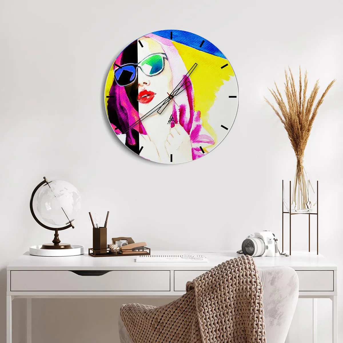 Wandklok - Klok - Vrouw met pop-artbril - 30x30cm - Ik ben niet wit en ik ben niet zwart - Moderne wanddecoratie voor woonkamer, keuken en slaapkamer ARTTOR