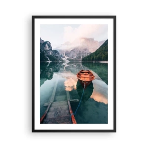Poster in een zwarte lijst - Een houten boot op een kalm meer omgeven door bergen - 50x70cm - Vreedzame slaap van de bergen - Moderne wanddecoratie voor woonkamer en slaapkamer ARTTOR