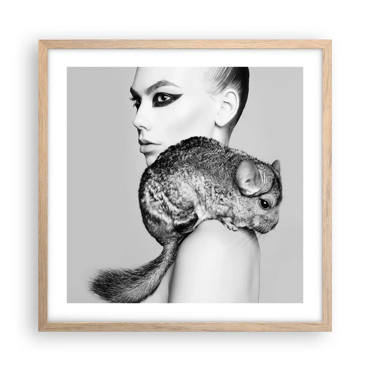 Een poster in een licht eiken lijst - Dame met een chinchilla - 50x50 cm