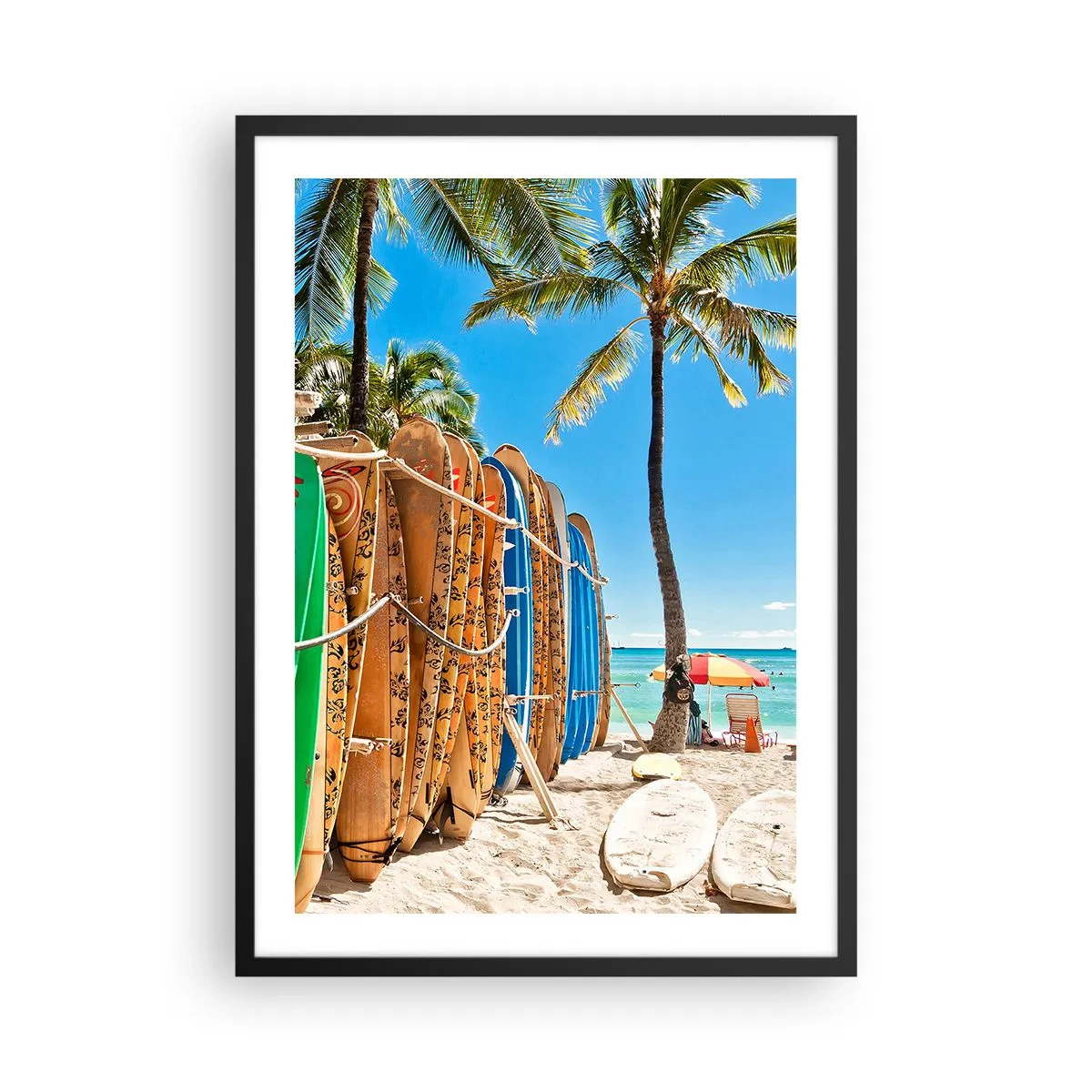 Poster in een zwarte lijst - Surfplanken op een strand met palmbomen en een blauwe lucht - 50x70cm - Zonnig plezier - Moderne wanddecoratie voor woonkamer en slaapkamer ARTTOR