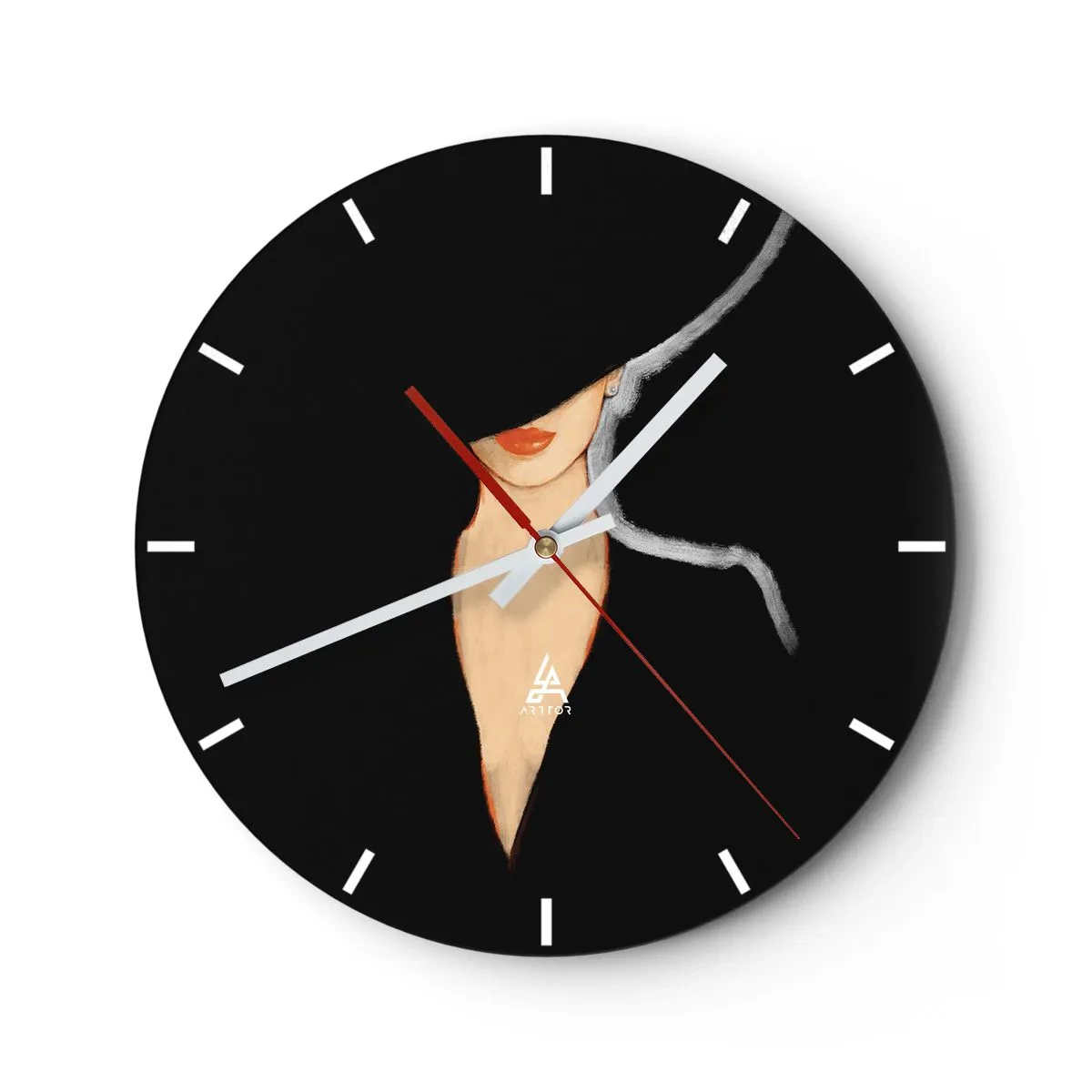 Wandklok - Klok - Portret van een vrouw met een elegante hoed tegen een zwarte achtergrond - 30x30cm - Elegantie en stijl - Moderne wanddecoratie voor woonkamer, keuken en slaapkamer ARTTOR