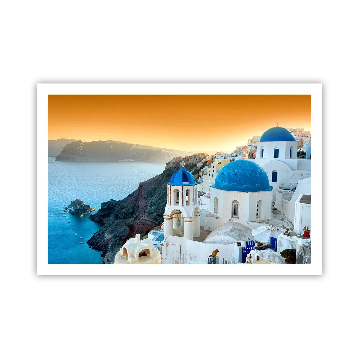 Poster - Santorini - genesteld tegen de rotsen - 91x61 cm