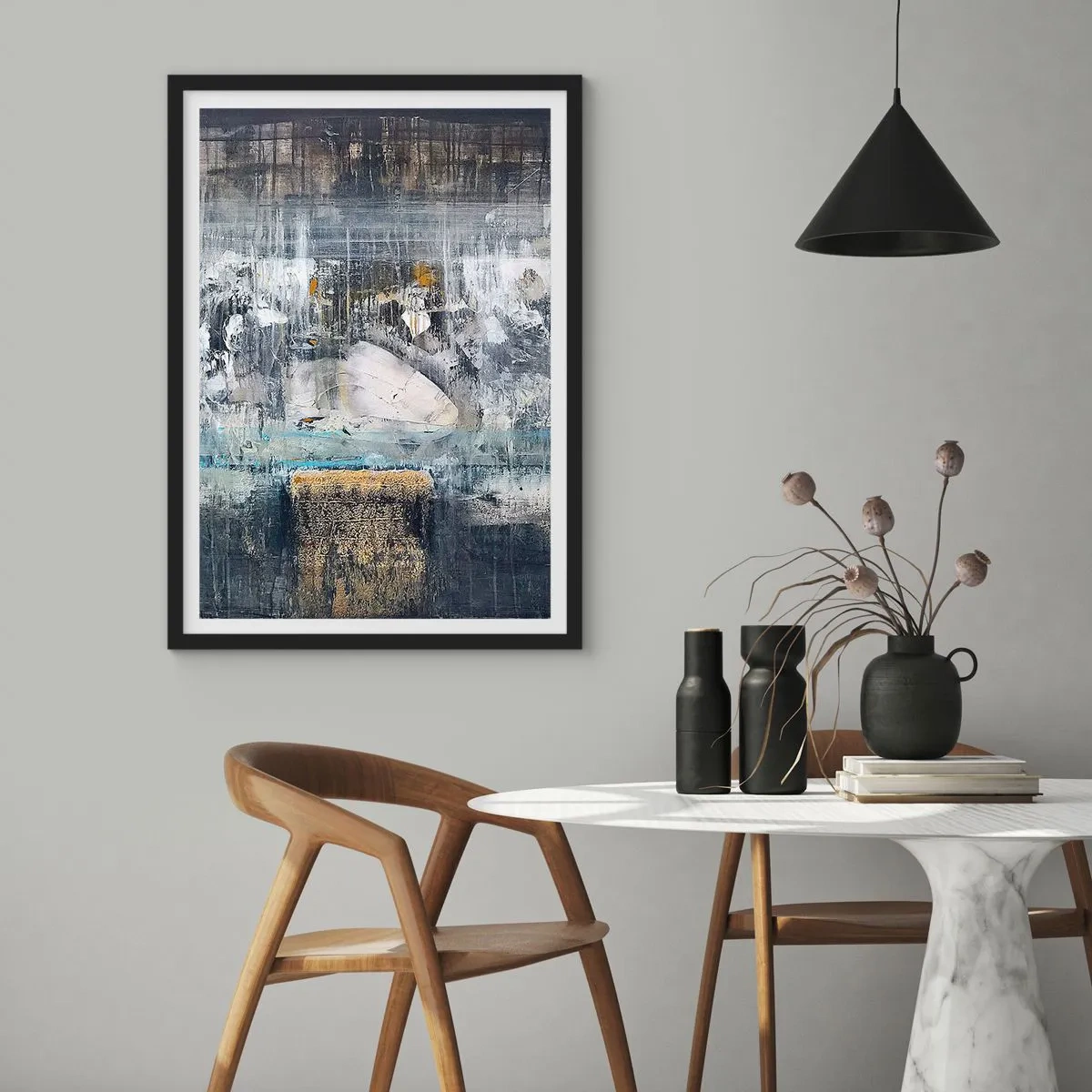 Poster in een zwarte lijst - Een abstracte compositie in tinten grijs en goud. - 50x70cm - Als op ijs, als zo moeizaam - Moderne wanddecoratie voor woonkamer en slaapkamer ARTTOR