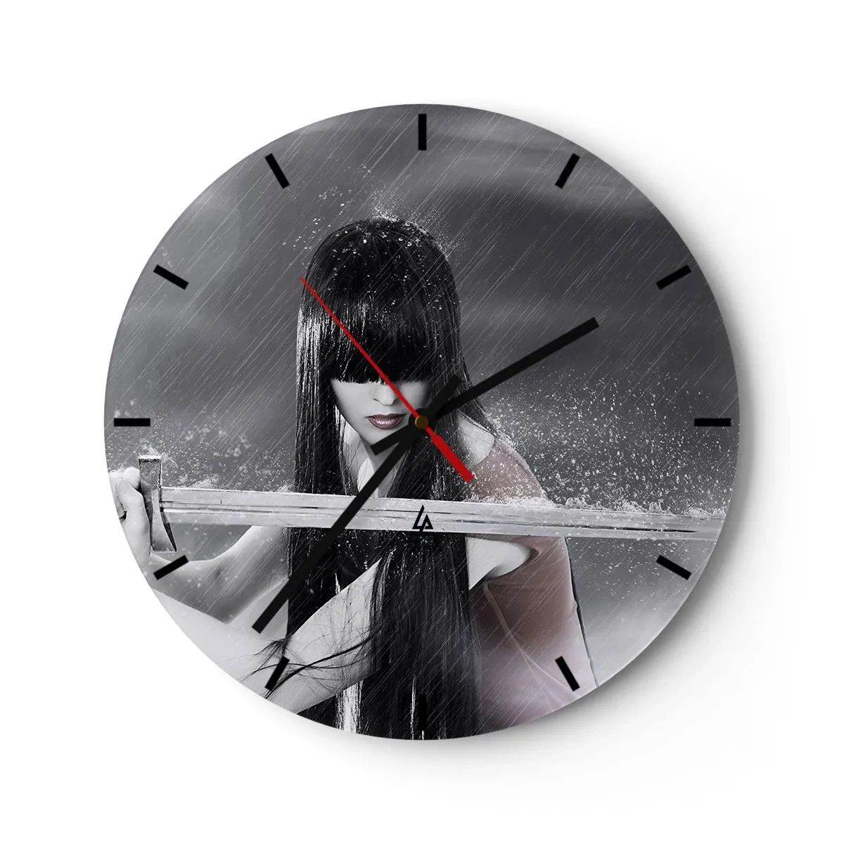 Wandklok - Klok - Vrouw met zwaard in de regen met dramatische achtergrond - 30x30cm - Mooi en gevaarlijk - Moderne wanddecoratie voor woonkamer, keuken en slaapkamer ARTTOR