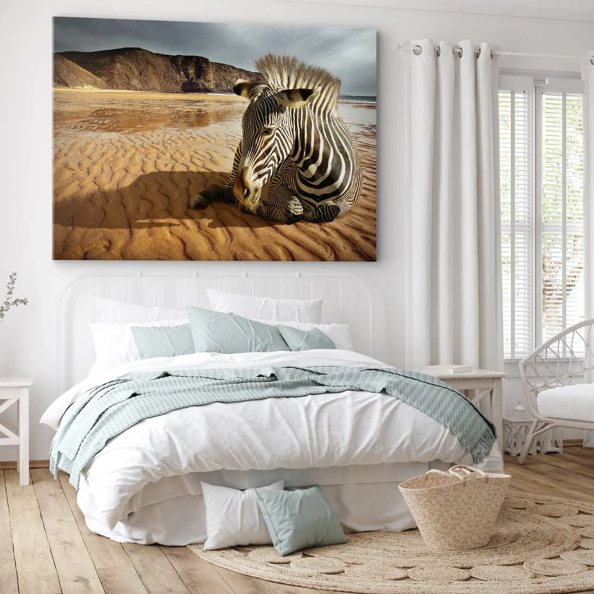 Schilderen op canvas - Een zebra rust uit op een zandstrand met kliffen op de achtergrond. - 70x50cm - Wij passen bij elkaar - Moderne wanddecoratie voor woonkamer en slaapkamer ARTTOR