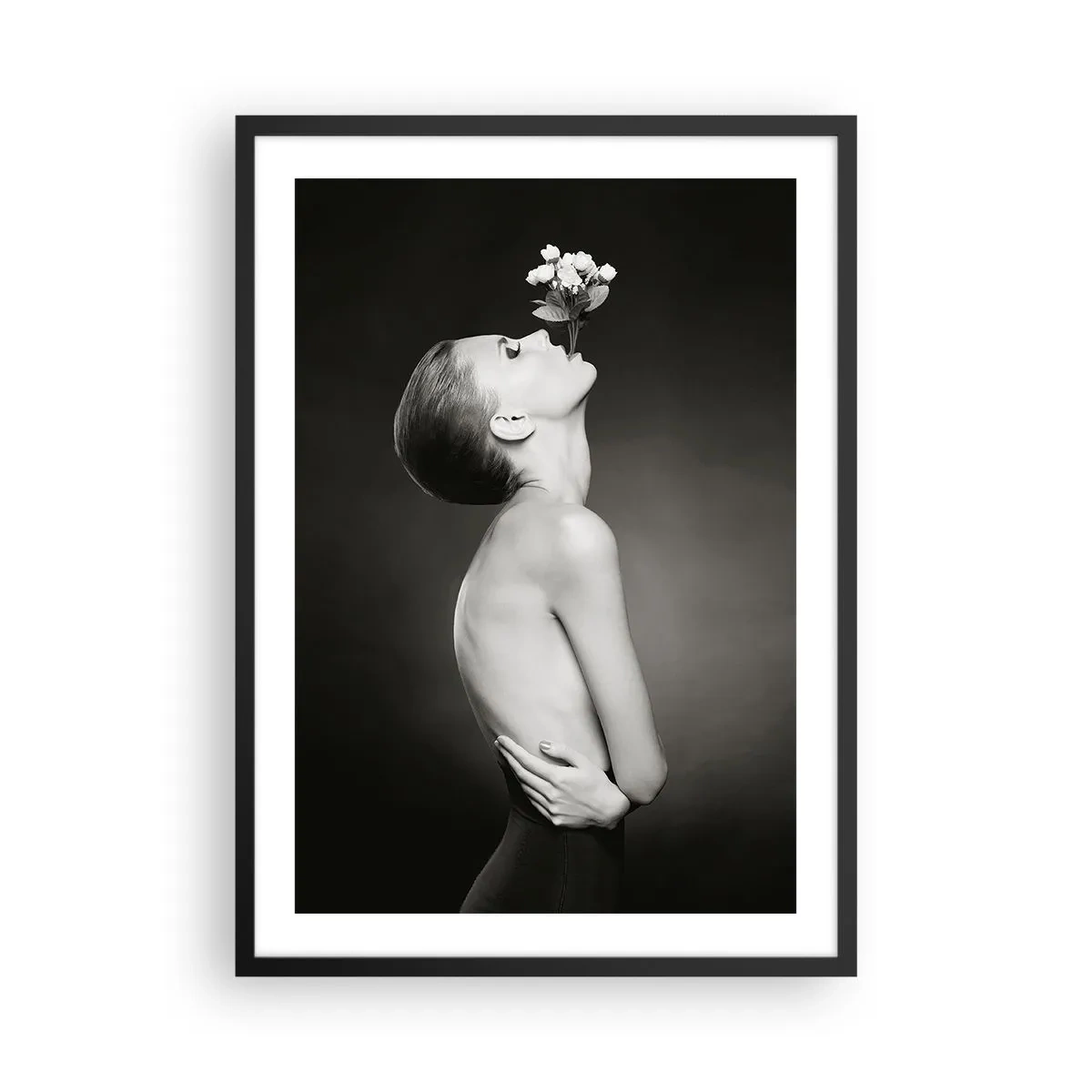 Poster in een zwarte lijst - Zwart-witportret van een vrouw met bloemen - 50x70cm - Excentrieke elegantie - Moderne wanddecoratie voor woonkamer en slaapkamer ARTTOR