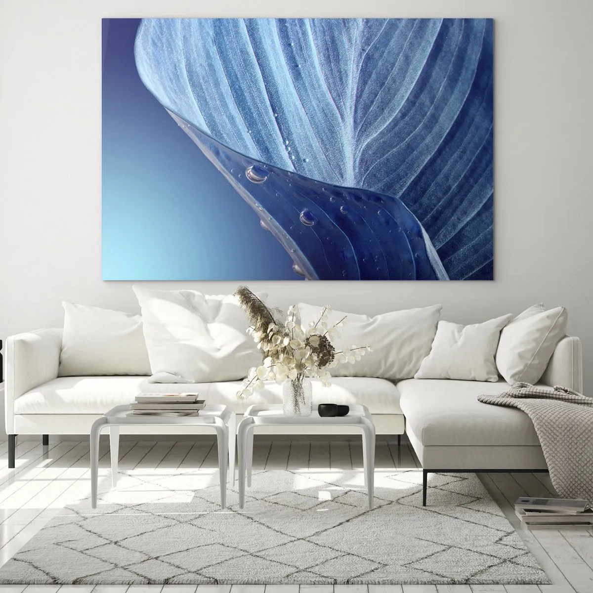 Schilderen op glas - Een blad in verschillende blauwtinten met waterdruppels tegen een achtergrond met kleurverloop. - 70x50cm - Verborgen druppels blauw - Moderne wanddecoratie voor woonkamer en slaapkamer ARTTOR