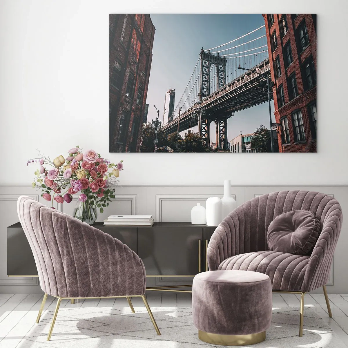 Schilderen op glas - Een hangbrug tussen bakstenen gebouwen in een stedelijke omgeving - 70x50cm - Over de golven van de stad - Moderne wanddecoratie voor woonkamer en slaapkamer ARTTOR