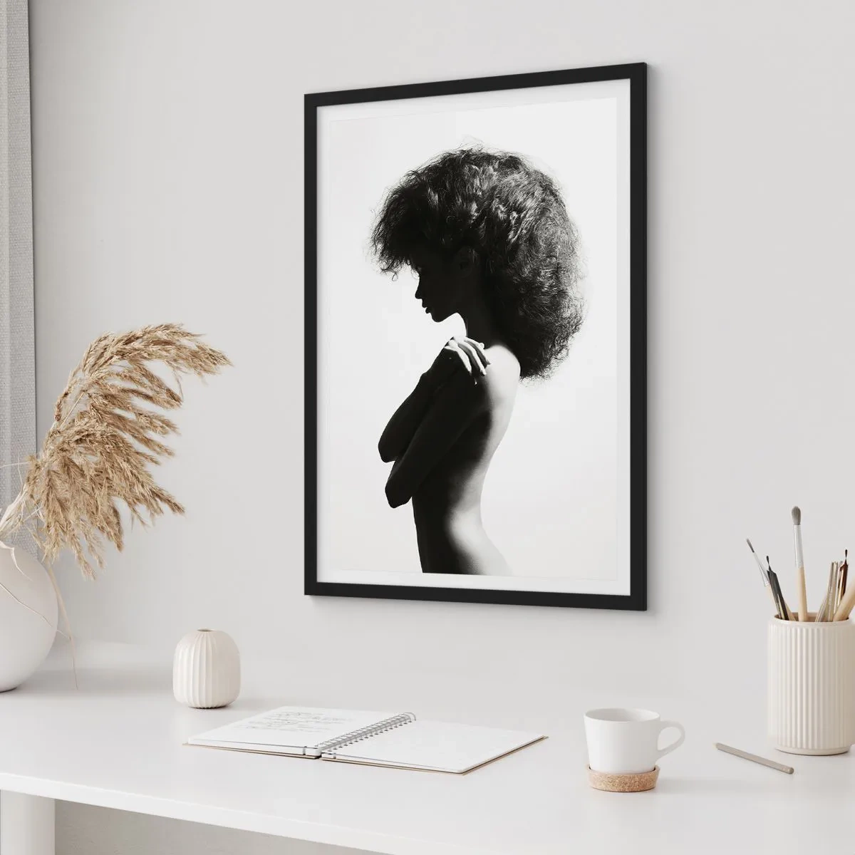 Poster in een zwarte lijst - Profiel van een vrouw op een elegante zwart-witfoto - 50x70cm - Als een bloem op een slanke stengel - Moderne wanddecoratie voor woonkamer en slaapkamer ARTTOR