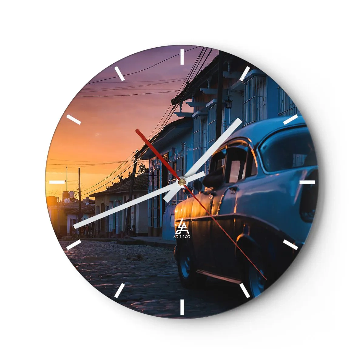 Wandklok - Klok - Vintage auto op straat bij zonsondergang - 30x30cm - De tijd vertraagt