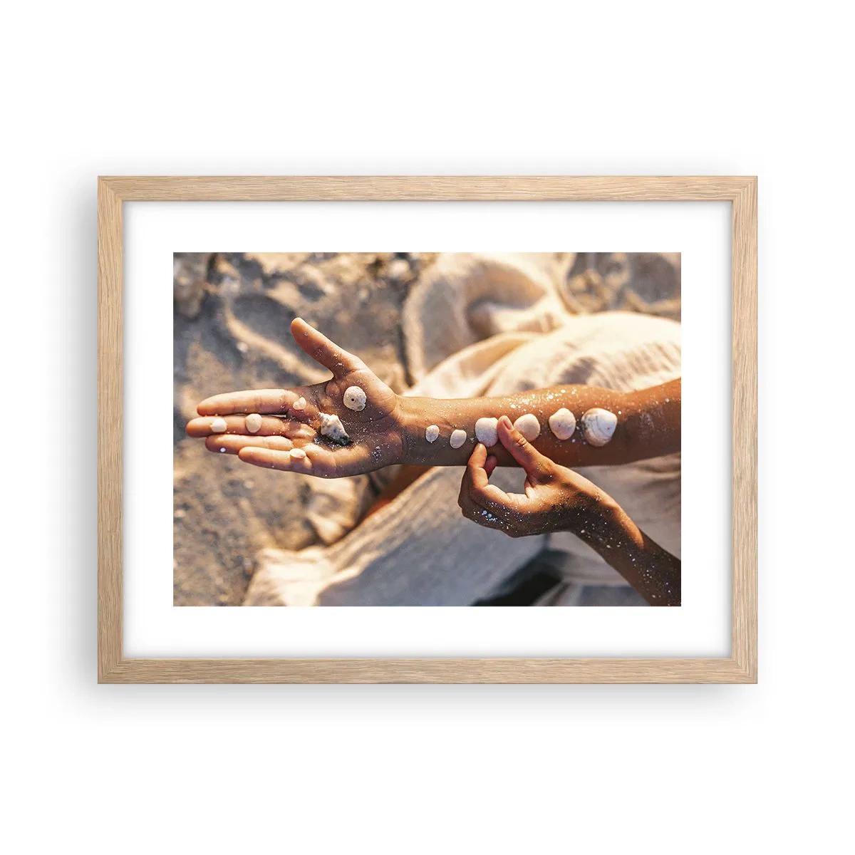 Een poster in een licht eiken lijst - Schoonheid binnen handbereik - 40x30 cm