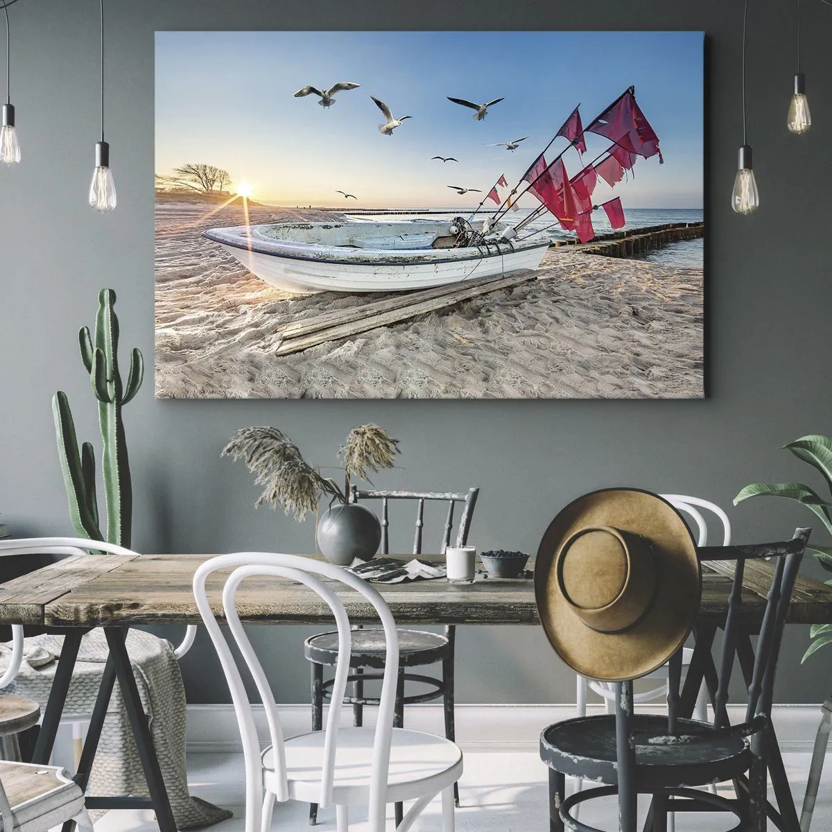 Schilderen op canvas - Een boot op het strand bij zonsopgang met meeuwen en rode vlaggen - 70x50cm - Een welverdiende rust - Moderne wanddecoratie voor woonkamer en slaapkamer ARTTOR