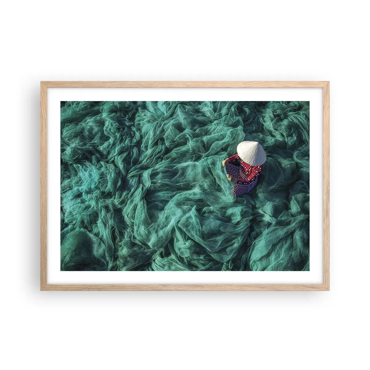 Een poster in een licht eiken lijst - In een zee van netten - 70x50 cm